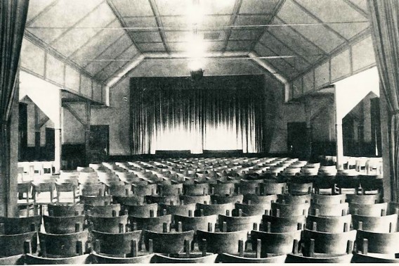 Blick in den Saal des T.d.O. mit Stulreihen und Bühne 