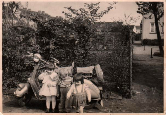 Kinder auf einem Motorroller 