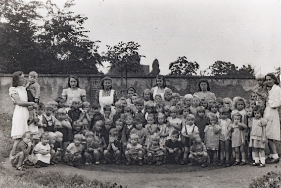 Kindergarten mit Leiterin Elly Kramm, 1948 
