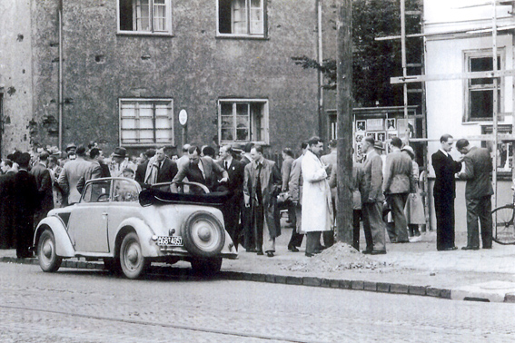 Besucherschlangen auf der Leipziger Straße vor dem Kino Thalia 1952 