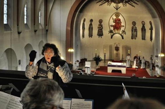 Dirigentin Frau Raßner während des Hochamtes 2009 