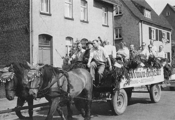 Bandonion Orchester auf einem Kirmeswagen 