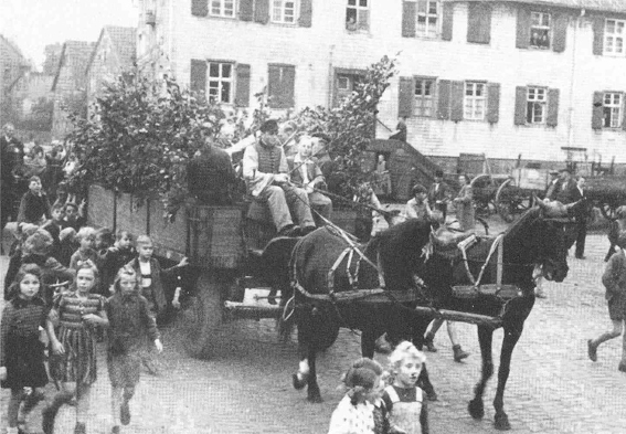 Geschmueckter Kirmeswagen, 1949 