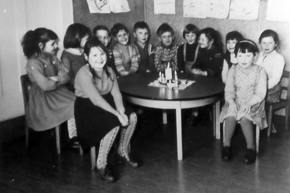 Kindergruppe an einem runden Tisch 1955 
