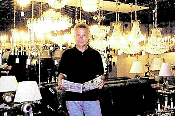 Joachim Kolodziej in seinem Leuchten Geschäft
