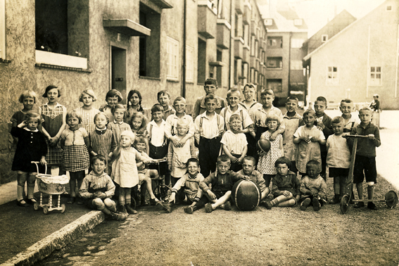 Kinder der Wohnsiedlung Kunigundishof vor ihren Häuser 1933 