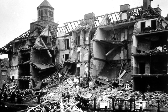 Durch Bomben zerstörte Häuser in der Großallmeröder Straße, 1944 