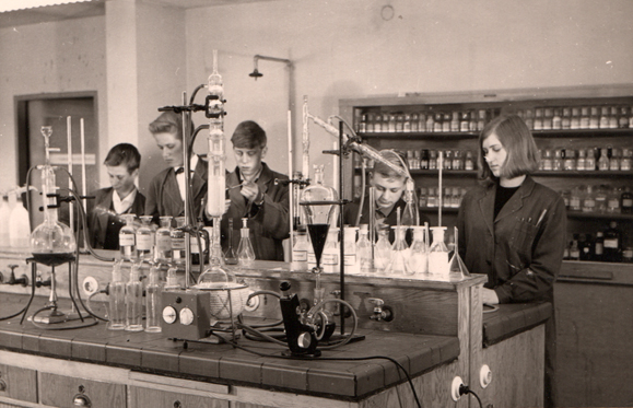 Chemielaboranten-Lehrlinge im Lehrlabor 1965