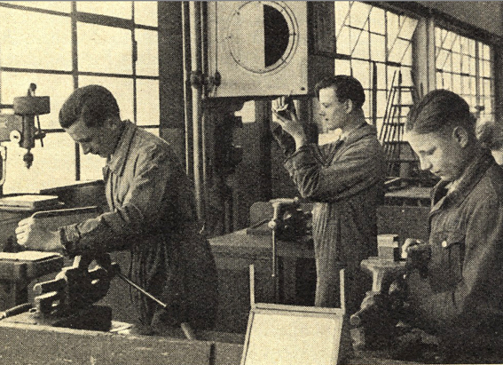 Lehrlinge in der Lehrwerkstatt bei Fa. Fieseler 1940 
