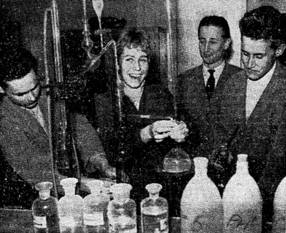 Laborantenlehrlinge 1957, Ausbilder Bogner im Hintergrund 