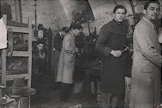 Keller der alten Kriegsschule, im Ausbildungsraum steht Karl Wills an der Werkbank 