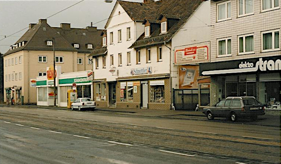 Straßenfront Leipziger Straße 155 bis 151, Schumarkt Reno in 151 