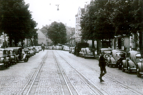 Leipziger Str.mit vielen Autos, 1952, Bildmitte die Kastanie 