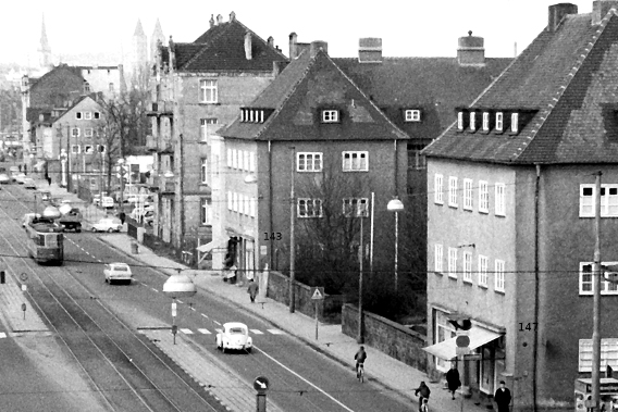 Leipziger Straße 137 bis 153 im Jahr 1960, im dem Haus in der Bildmitte hatte K. Lemmel siene Firma. 