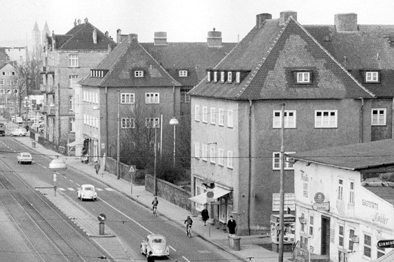 In dem Haus Leipziger Straße 147 in der rechten Bildhälfte befand sich 1960 die Praxis von Zahnarzt Hans Claar. 