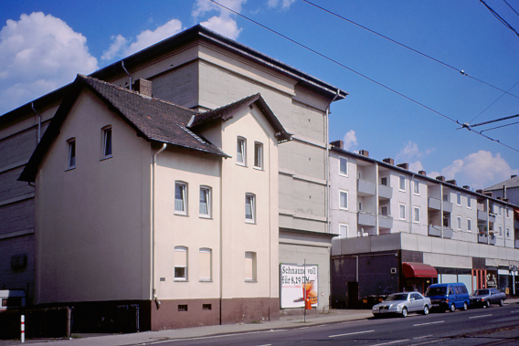 Hochbunker an der Leipziger Straße davorgebaut Wohnungen und eine Geschäftszeile 