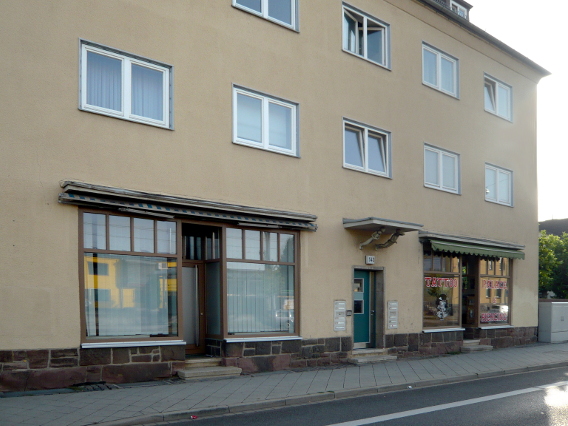 Hausfront mit zwei Geschäften, 2012 