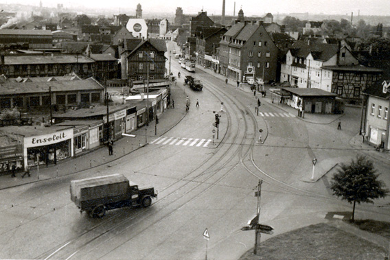 Das Foto vom Leipziger Platz zeigt den Blick in die Stadt. Auf der rechten Straßenseite, hinter dem Kiosk steht das Gebäude des T.d.O. 