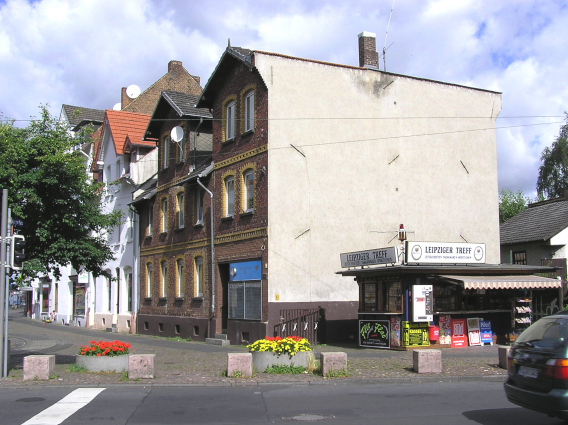 Dormannweg 7-9 davor das Kiosk Leipziger Treff, 2004 