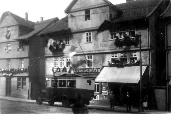 Leipziger Str. 79 mit Bus vor der Tür, geschmückt zur 1000 Jahr-Feier 