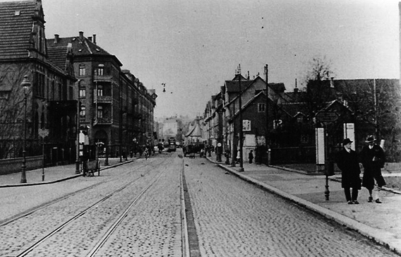Die Leipziger Straße in den 1920er Jahren, rechts im Hintergrund ist aus der Flucht stehend die Kapelle des Siechenhofes zu erkennen. 1943 wurde die gesamte rechte Häuserzeile von Nr. 65 bis Nr. 95 (ehemals Leipziger Vorstadt) und Teile des Siechenhofes ausgebombt. Die Siechenhofkapelle erlitt nur geringen Schaden. 