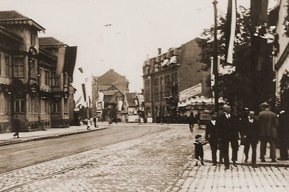 Die Leipziger Straße  Höhe der Hausnummer 126, aufgenommen zur 800 Jahrfeier 1927 