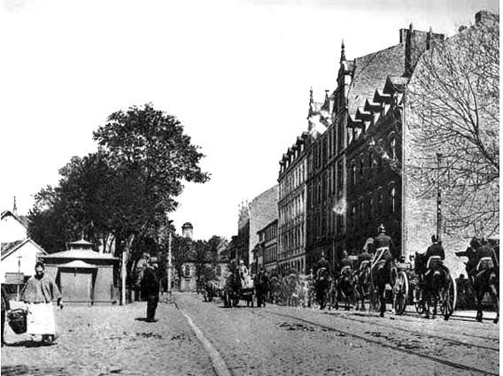 Leipziger Straße 1895 stadteinwärts, militärische Einheiten ziehen an den Häusern vorbei in die Innenstadt 