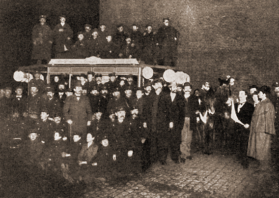 Blitzlichtfoto vom 1. März 1899, von der letzten Pferdebahnfahrt am Betriebshof 