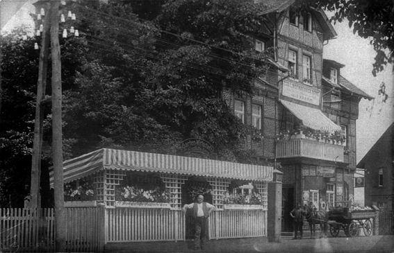 Restaurant von Julius Kramm (Jule Mitte vorn) vor dem Fuhrwerk ist eine Zapfsäule für Benzin zu erkennen, Anfang des 20. Jahrhunderts 