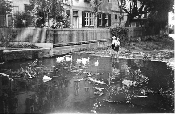 Spielende Kinder am Dorfteich der Losse bei Elbeltshof am Dorfplatz – heute Erfurter Straße -1950er Jahre 