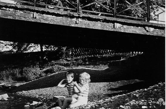 Zwei spielende Jungen unter der Lossebrücke am Dorfplatz -1960 Jahre 