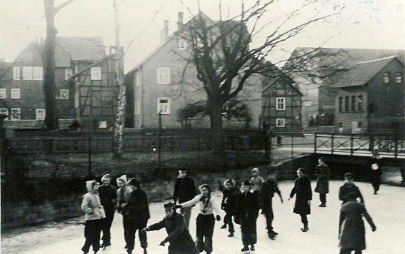 Winterfreuden auf dem Eis der Losse zwischen Brücke Osterholzstraße und Brücke am Dorfplatz-1940 Jahre 