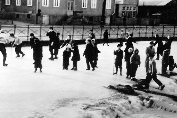 Die Eisfläche am Dorfplatz Anfang der 1950 Jahre, im Hintergrund ist der Holzbau der Notkirche zu erkennen. 