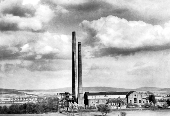 Lossekraftwerk mit 2 Schornsteinen, 1956 