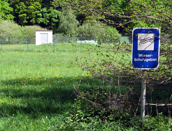 Blaues Schild mit Hinweis auf einen Tiefbrunnen 