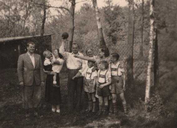 Familien mit Kindern als Gruppe im Wald 