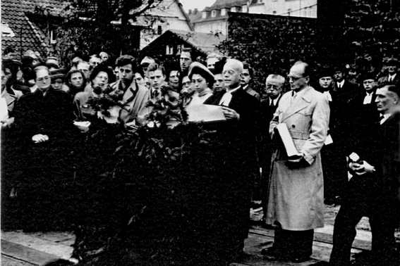 Pfarrer Römheld am Rednerpult bei der Grundsteinlegung für den Wiederaufbau der Kirche 1953 
