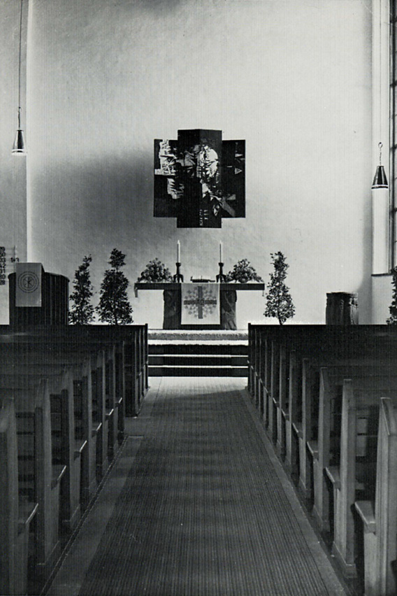 Kircheninnenraum Blick zum Altar 