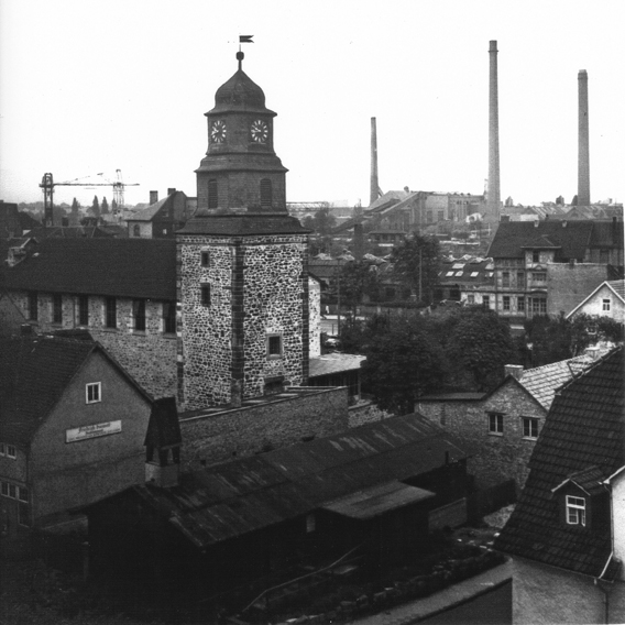 Die Notkirche unten vor der wiederaufgebauten Marienkirche in 1954 