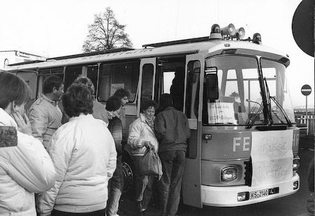 DDR Besucher am Feuerwehrbus 1989 