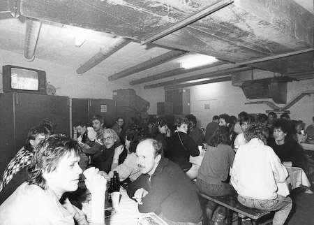 DDR Bürger im Bunker an Tischen sitzend, 1989