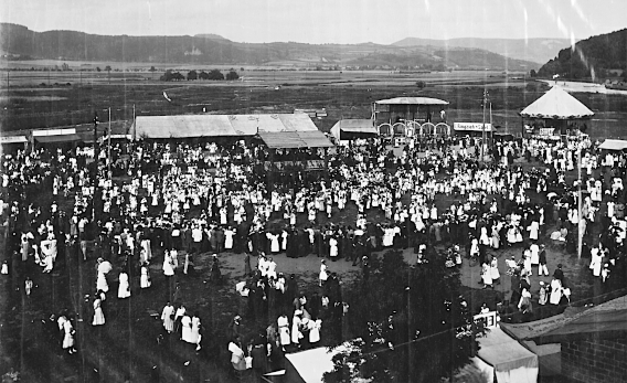Messe in Kirchditmold 1909,viel Besucher tummelsich vor den Ständen im Hintergrund der Habischtswald