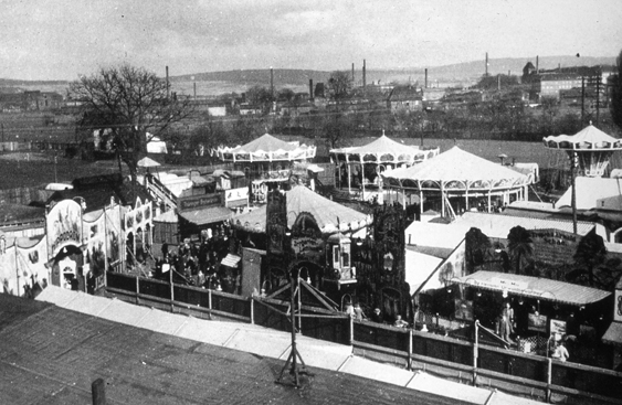 Messe Leistersche Wiese, Blick auf Buden und Fahrgeschäfte 