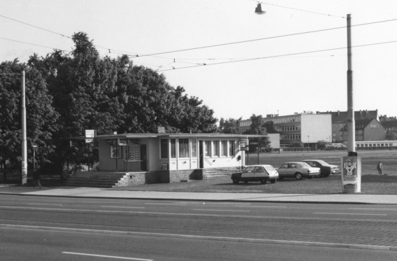 Messepavillon Leipziger Straße, dahinter parkende PKW auf dem Messeplatz, 1980