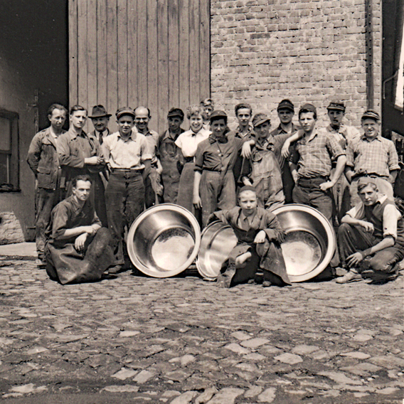 Mitarbeiter der Metallwerke Imfeld mit Kesseln, ca. 1960