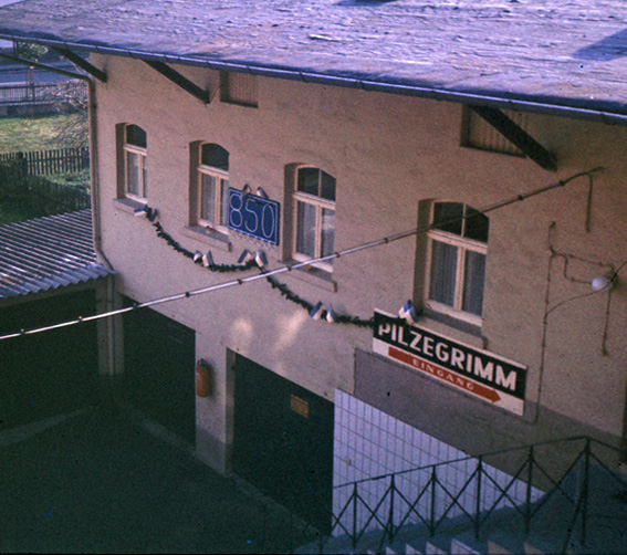 Der Firmenhof in der Miramstraße 24 geschmückt anläßlich der 850-Jahrfeier von Bettenhausen 1976 