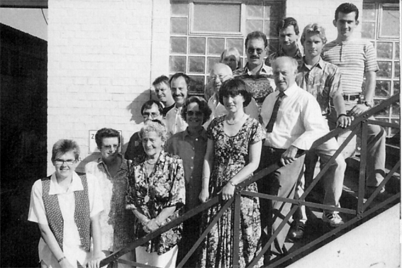 Das WiGö Team auf einer Treppe vor der Firma 