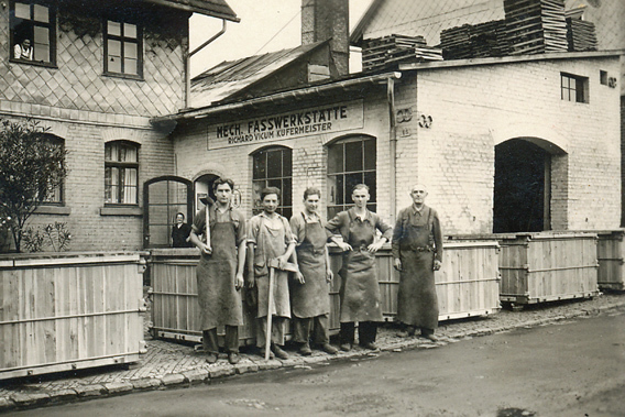 Mech. Fasswerkstatt Vicum in der Osterholzsrrasse mit Mitarbeitern, 1945 