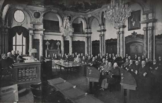 Stadtverordneten sitzen im neuen Rathaussal 1912 