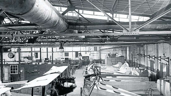 Der Blick in die Fertigungshalle der Raab-Katzenstein-Flugzeigwerke GmbH in Kassel 1920er Jahre, zeigt mehere Flugzeuge hintereinander aufgereiht 